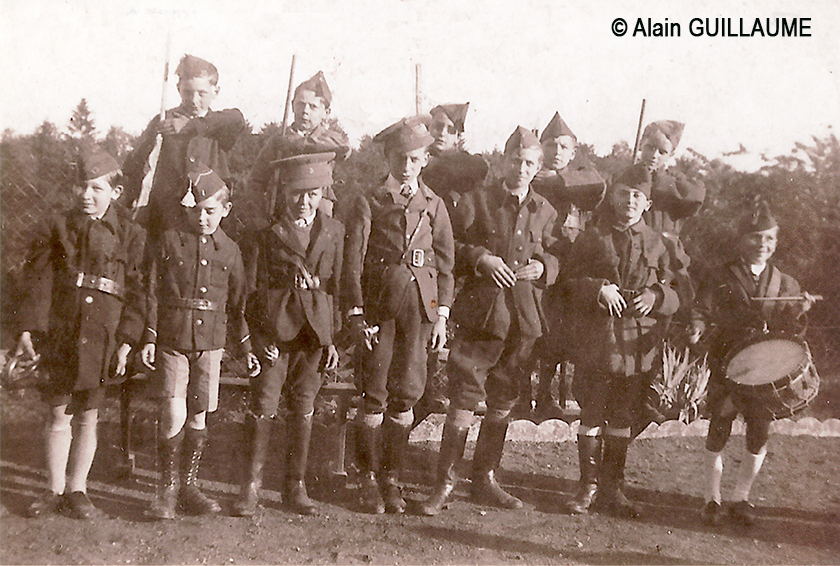 ENFANTS FETE LIBERATION 1946 840